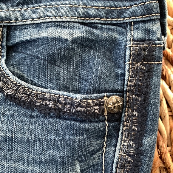 Miss Me Destructed Embroidered Skinny Jean 27 NWOT - Picture 8 of 16
